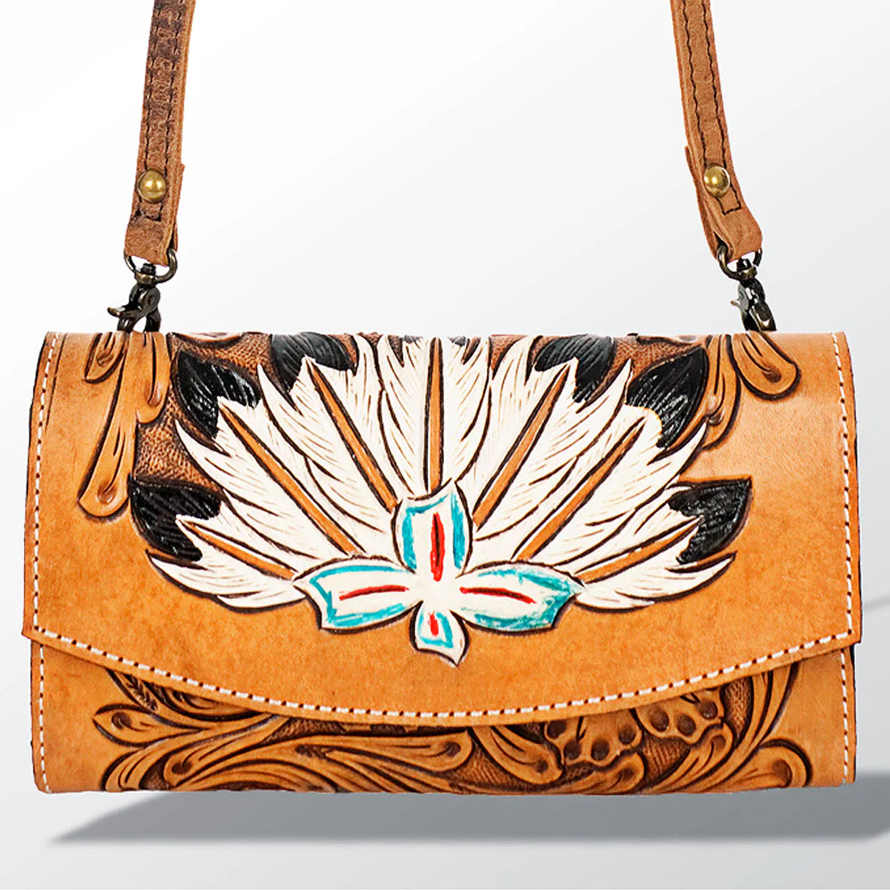 Wallet crossbody cuero miel con plumas pintadas vista frontal