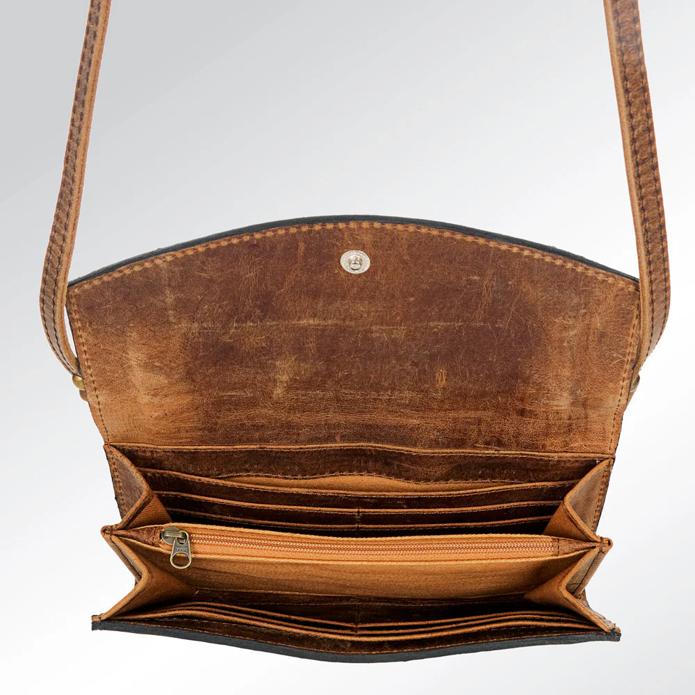Interior del wallet crossbody con ranuras para tarjetas y bolsillo con cierre
