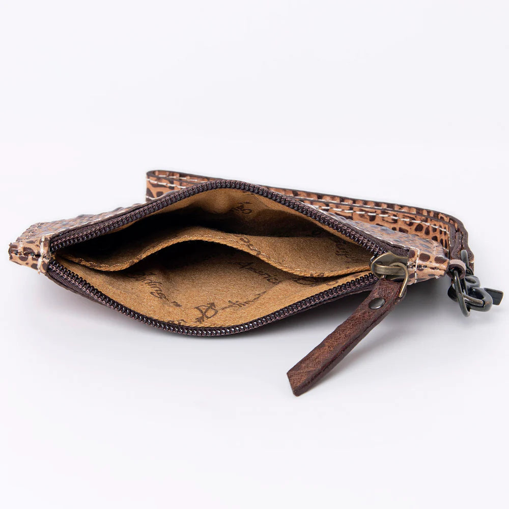 Interior del wristlet con forro monograma American Darling