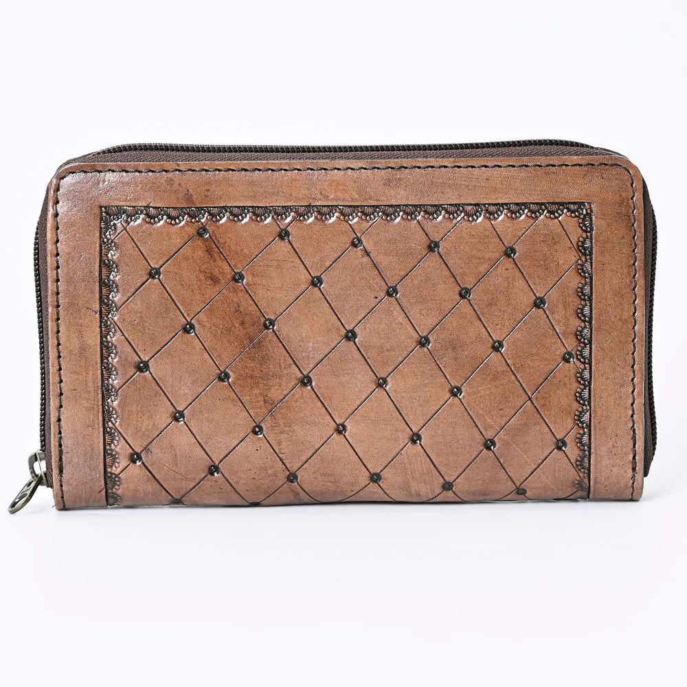 Cartera zip-around reverso con patrÃ³n de rombos y tachuelas
