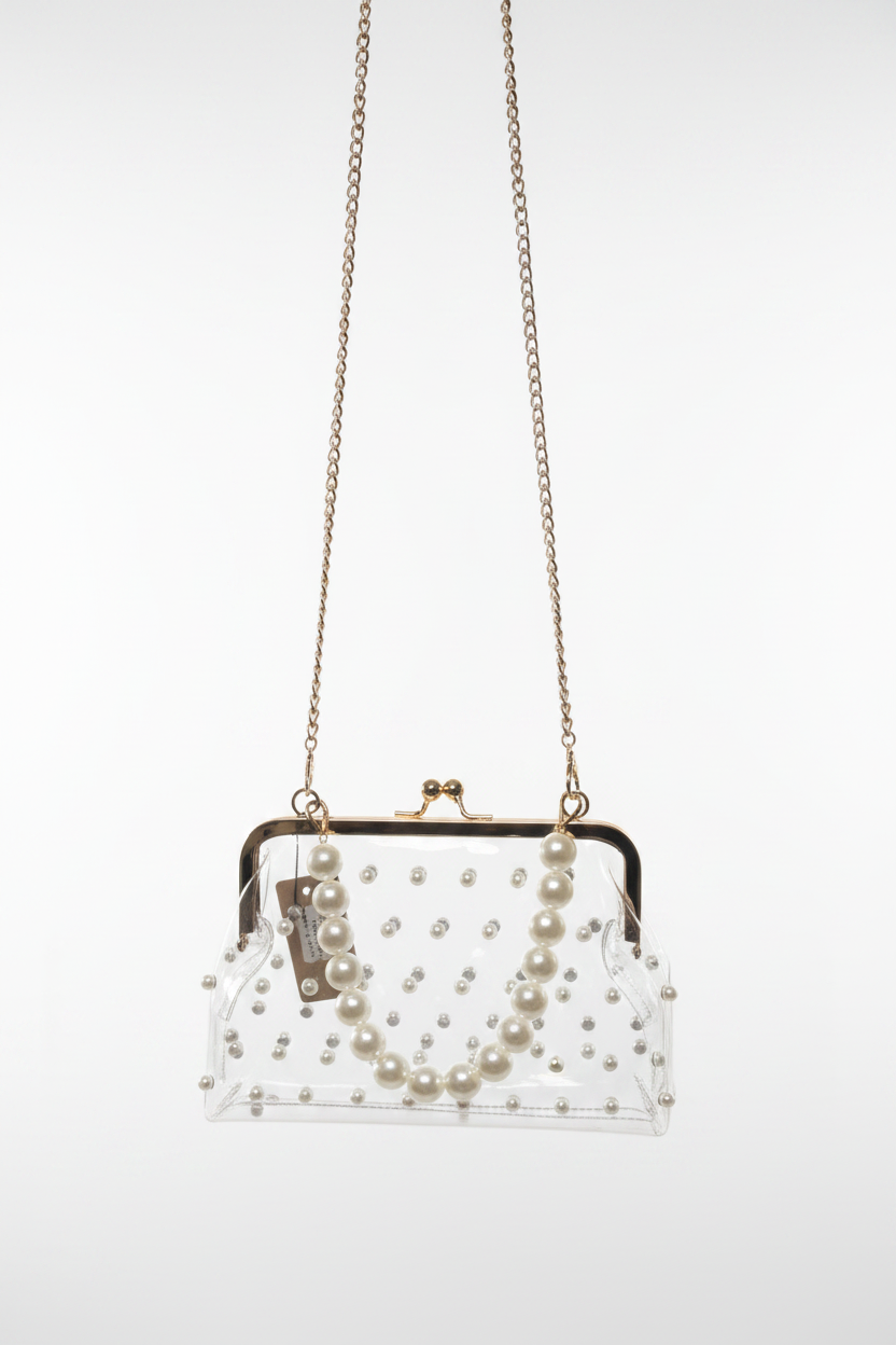 Bolsa transparente con perlas colgando fondo blanco